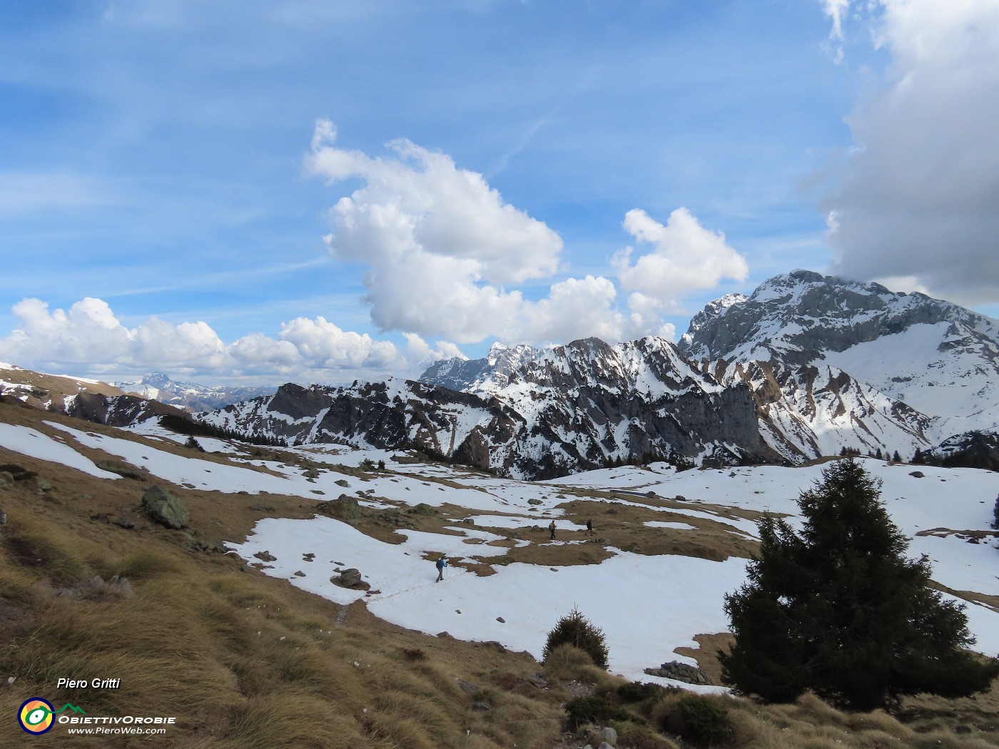 54 Scendiamo al Monte Campo con vista in Arera.JPG